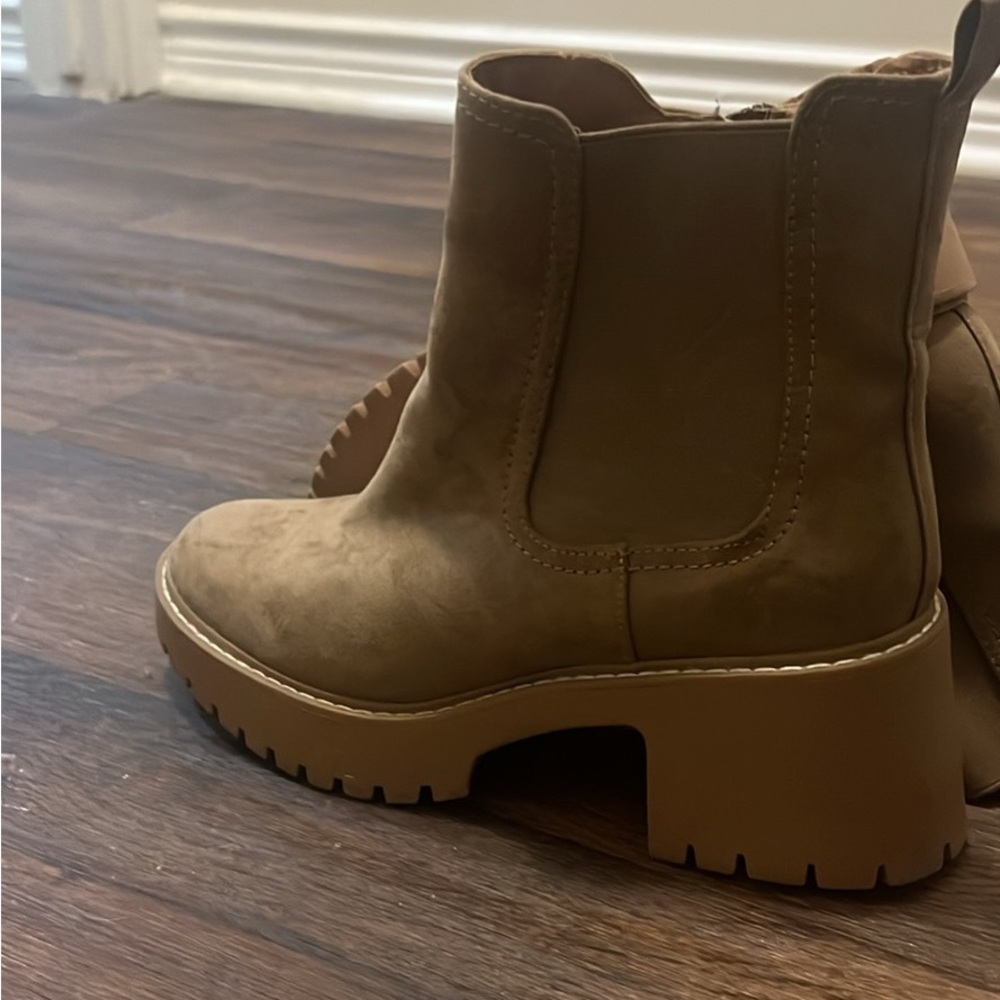 Universal thread suede boots
